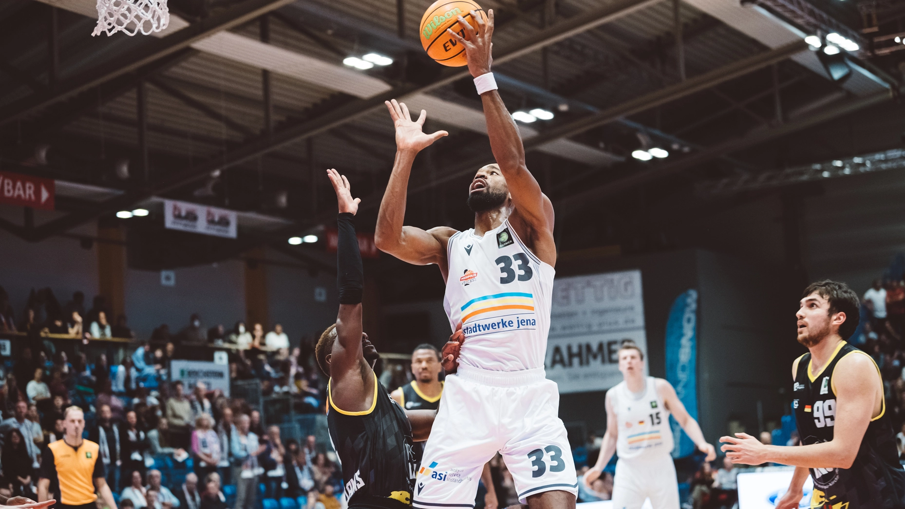 Ein Basketballspiel in der Sparkassenarena Jena
