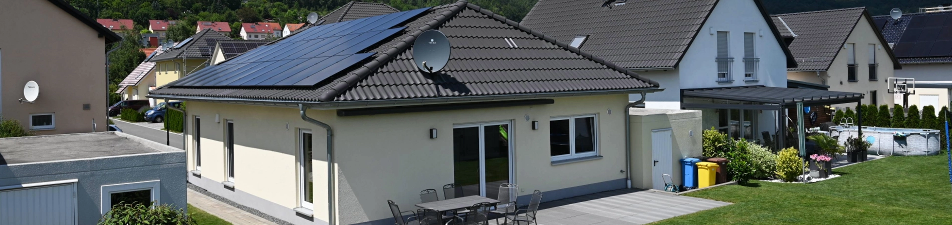 Wohnhaus mit Solarzellen auf dem Dach