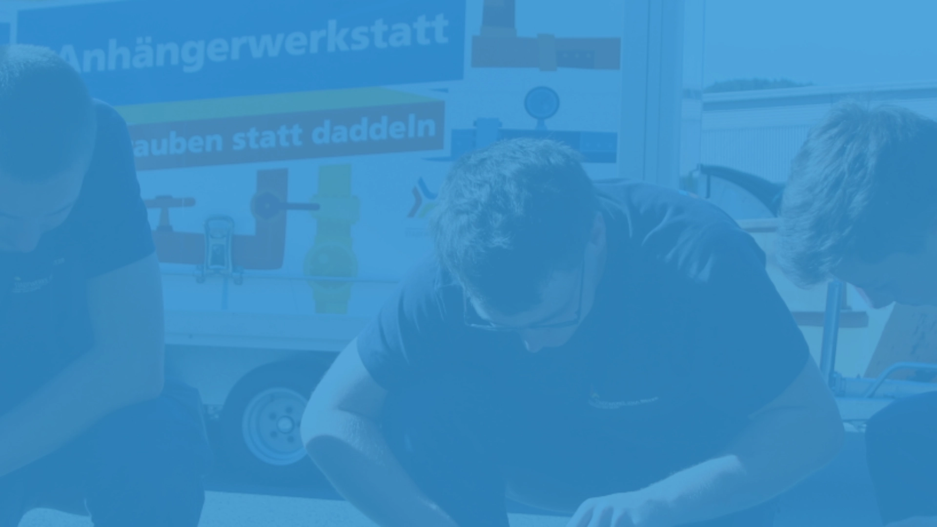 Mitarbeitende der Stadtwerke Jena Netze vor der Anhängerwerkstatt Mitarbeitende der Stadtwerke Jena Netze vor der Anhängerwerkstatt