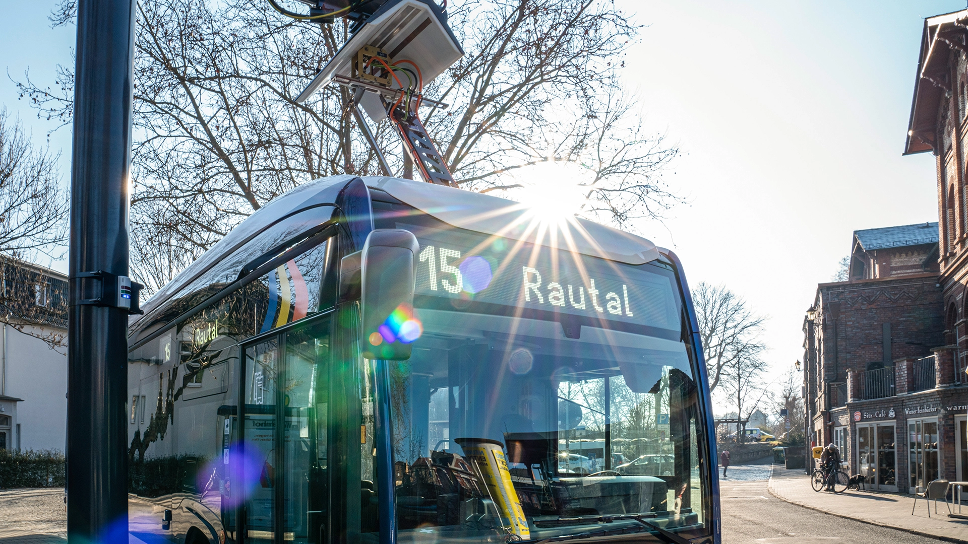 Ein Elektrobus an der Ladestation am Westbahnhof