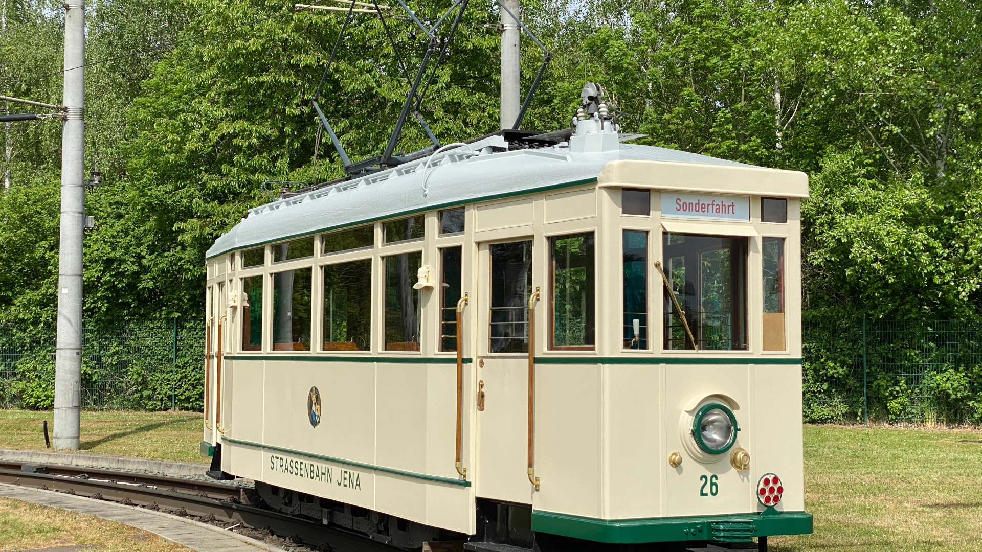 Der historische Triebwagen 26 auf dem Betriebshof Burgau.