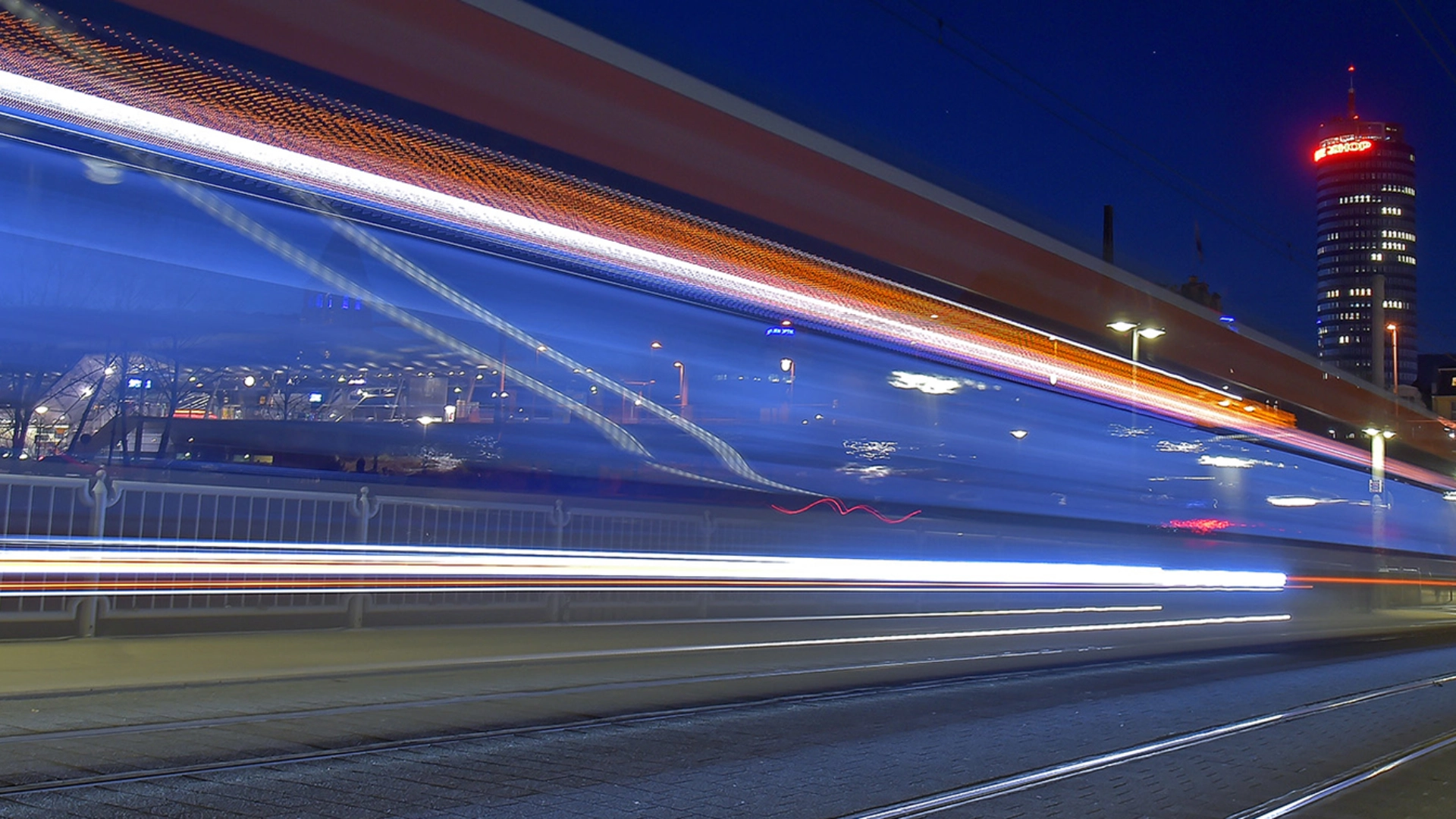 Vorbeifahrende Straßenbahn mit Lichtschweif