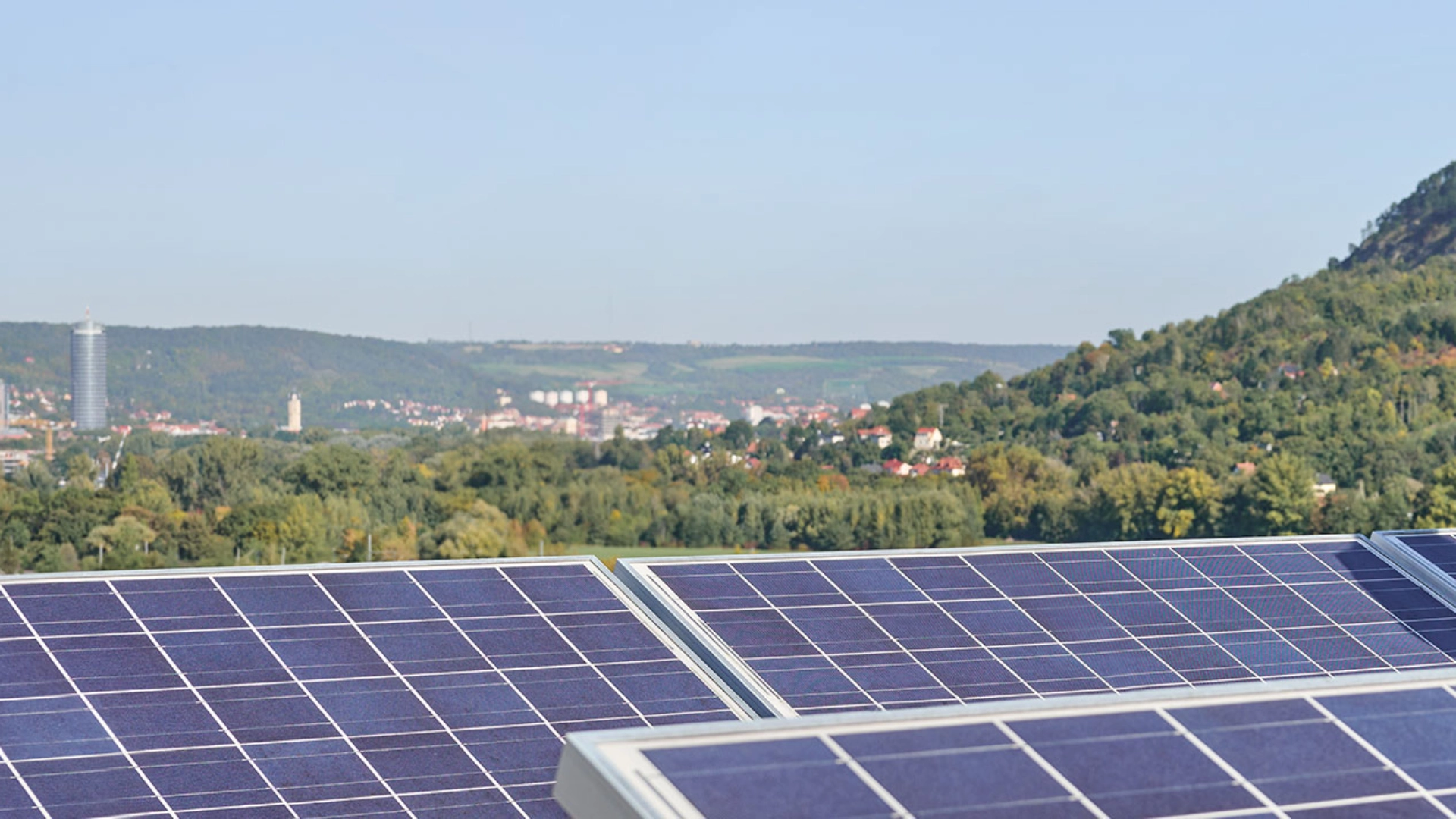 PV-Anlage auf dem Stadtwerke-Geschäftsgebäude im Sommer