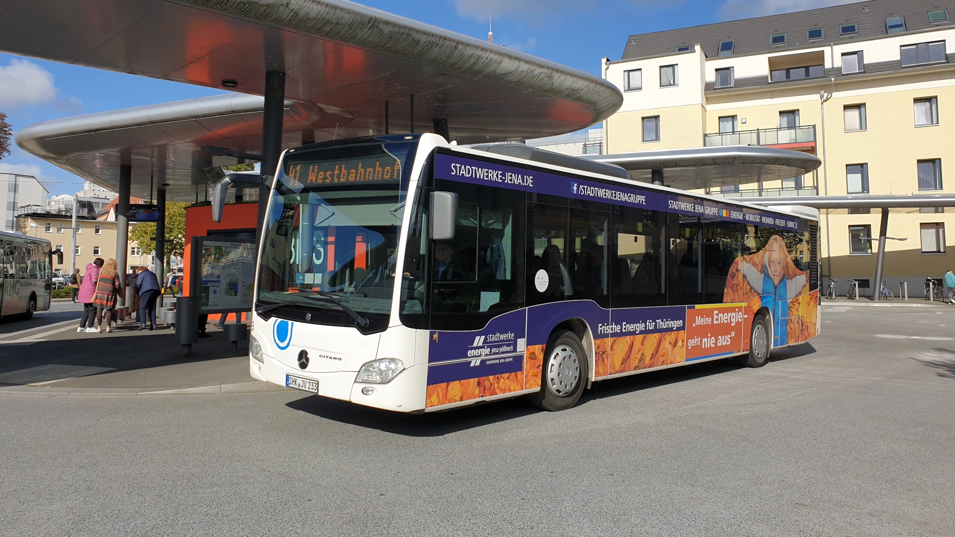 JES-Bus mit Fahrzeugaußenwerbung am Busbahnhof in Jena.