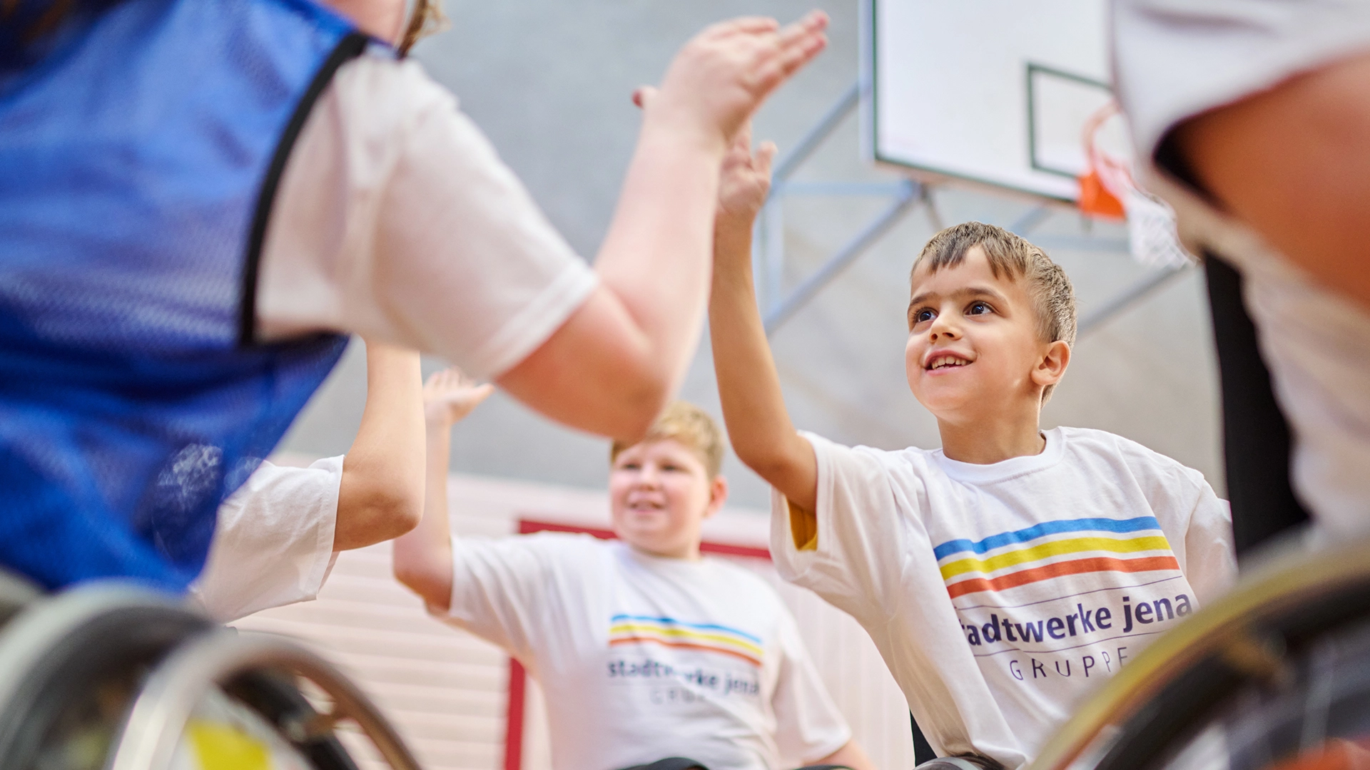 Junge Rollstuhlbasketballer geben sich ein Highfive