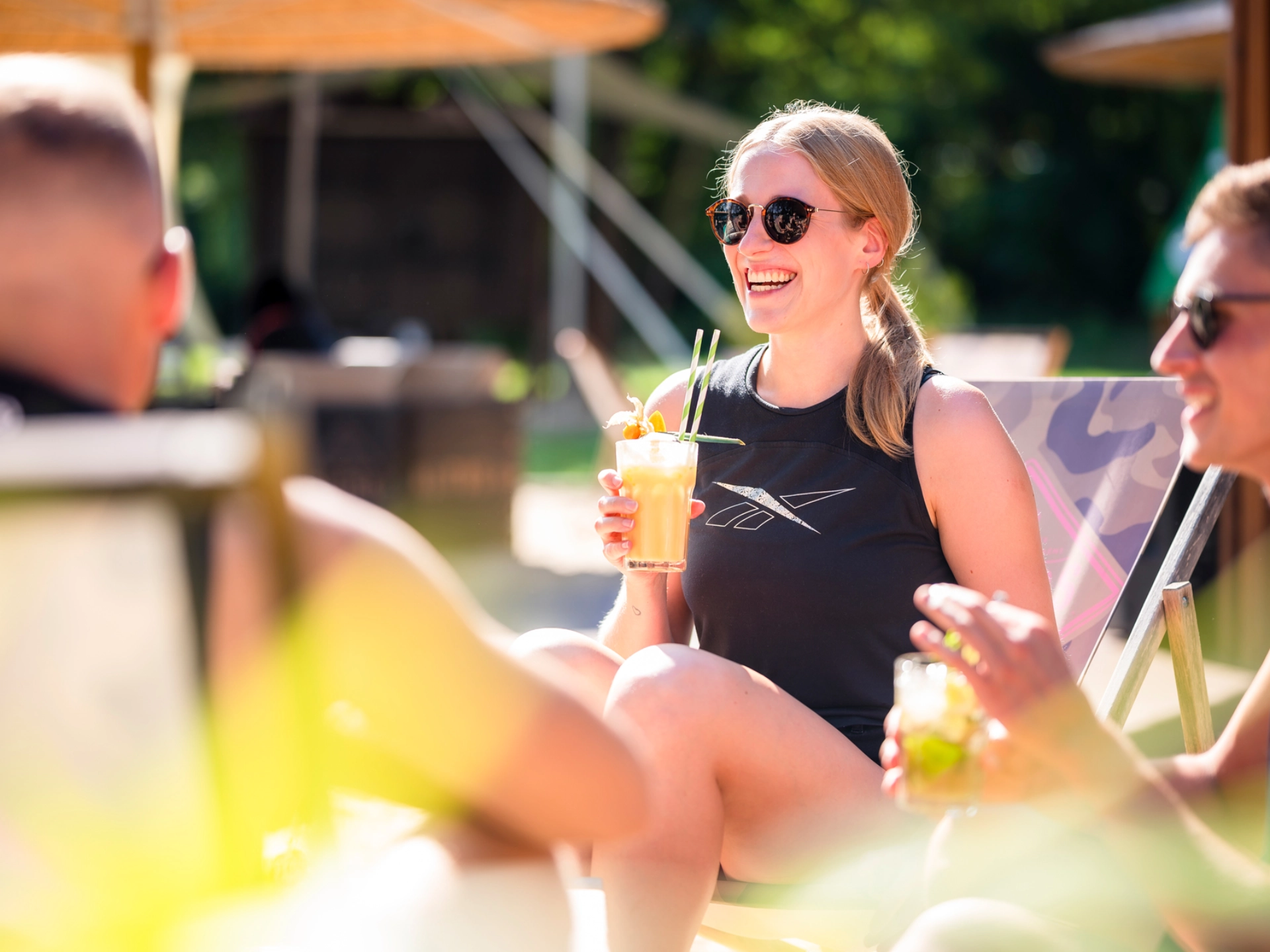 Strandschleicher Liegestühle Cocktails Detail