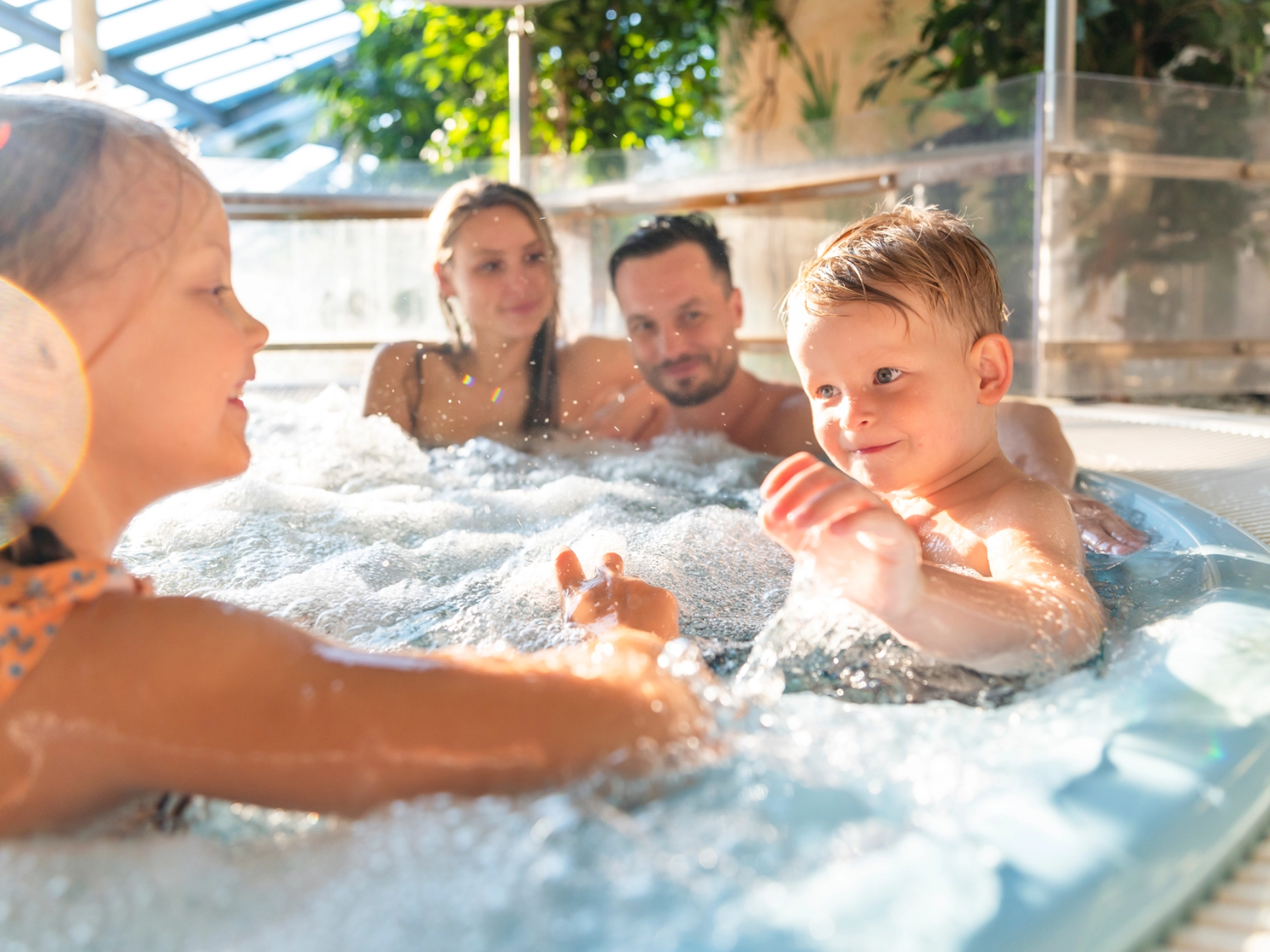 Eine Familie sitzt im Whirlpool