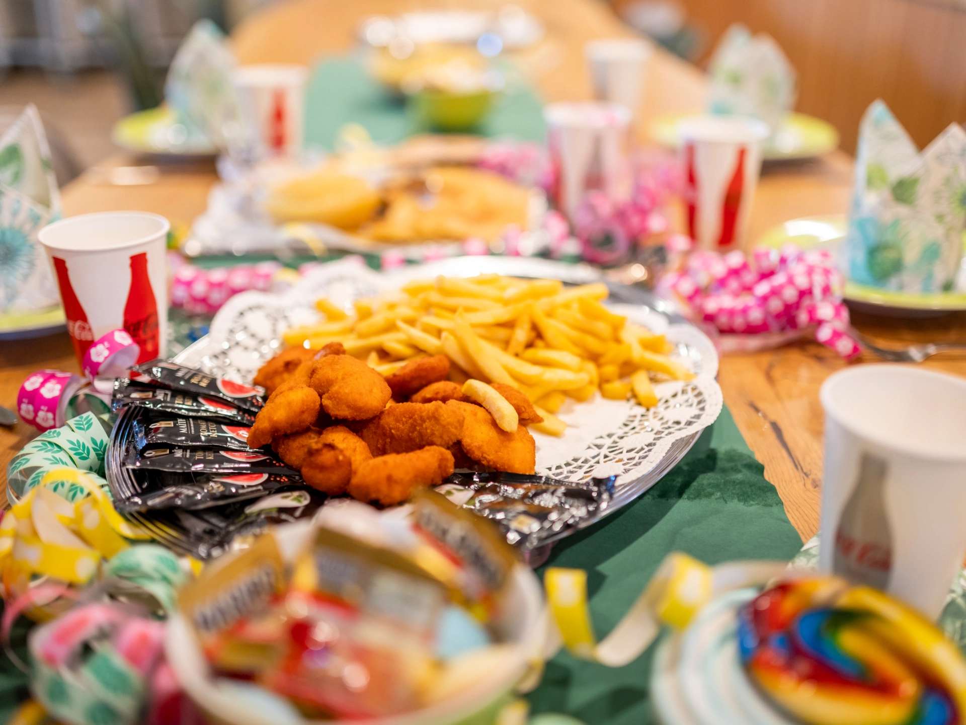 Ein gedeckter Tisch zu einem Geburtstag