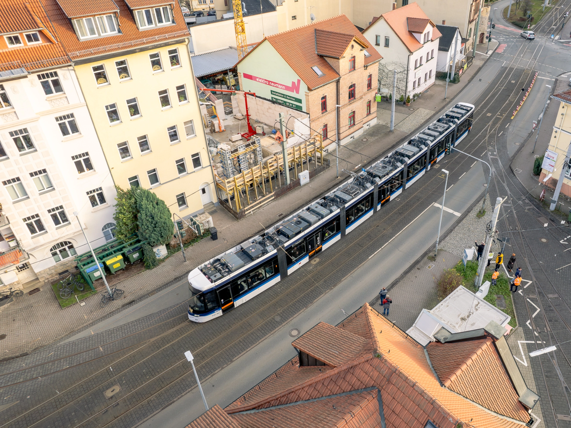 Die Jungfernfahrt der Lichtbahn durch Jena aus der Vogelperspektive