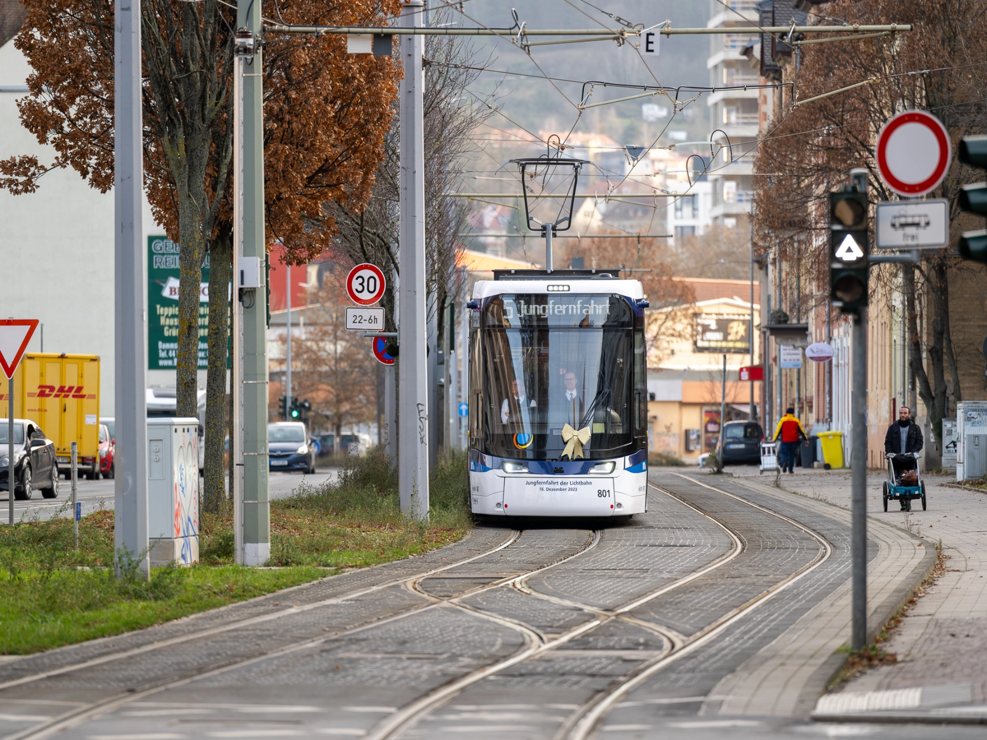 Jungfernfahrt der Lichtbahn durch Jena 