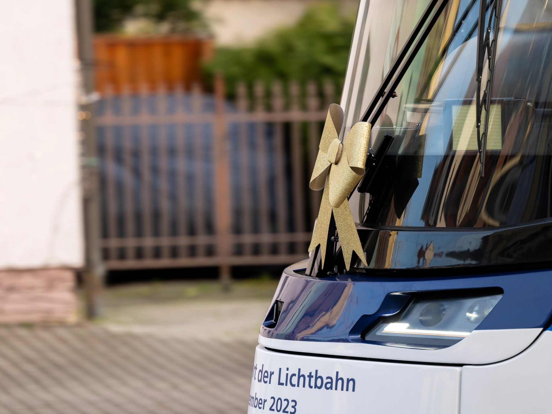 Lichtbahn mit einer goldenen Schleife an der Front