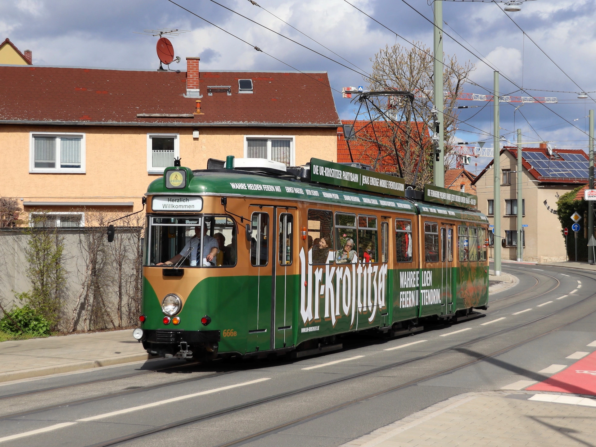 Die Ur-Krostitzer Partybahn ist in Jena unterwegs.