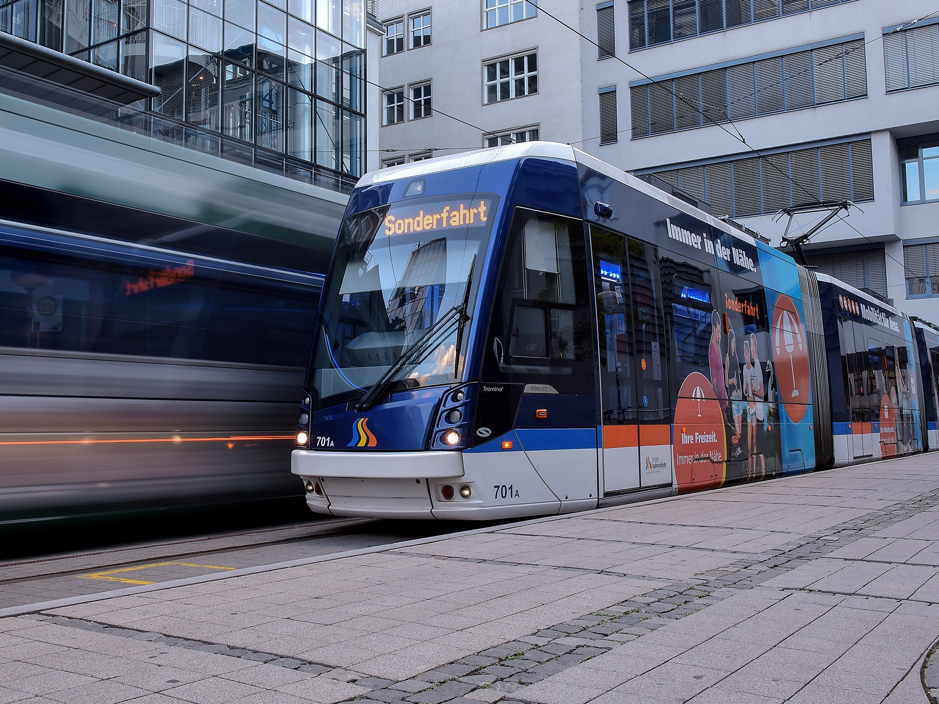 Ein Tramino steht auf dem Ernst-Abbe-Platz.