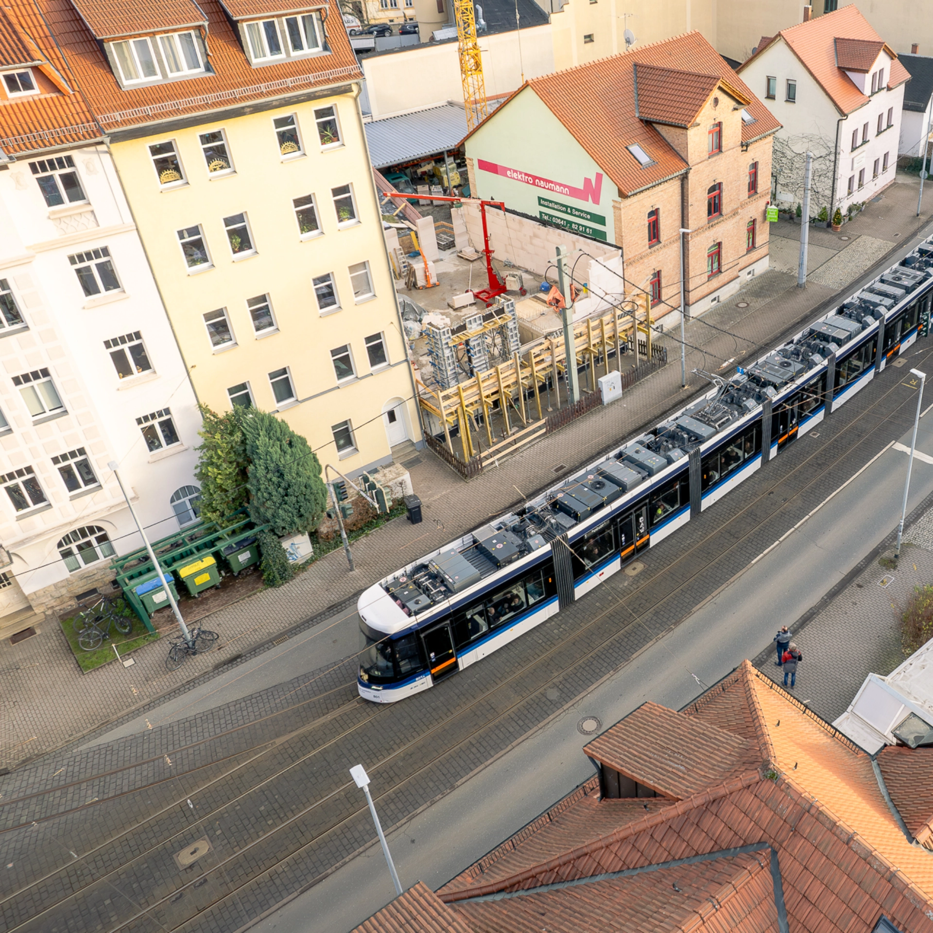 Die Jungfernfahrt der Lichtbahn durch Jena aus der Vogelperspektive