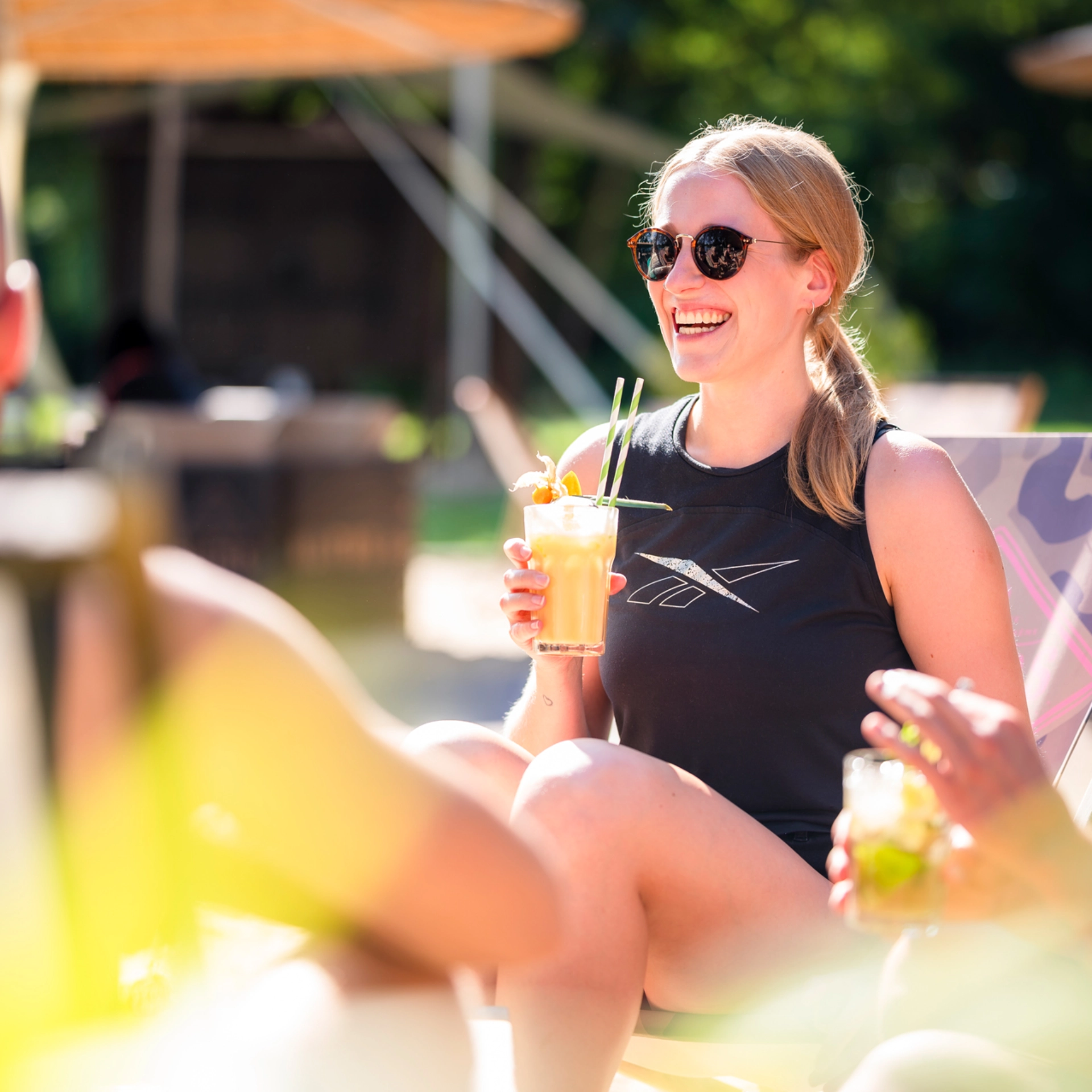 Strandschleicher Liegestühle Cocktails Detail