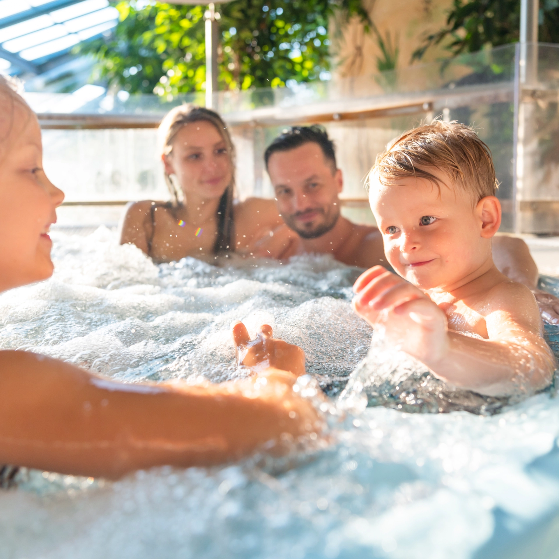 Eine Familie sitzt im Whirlpool