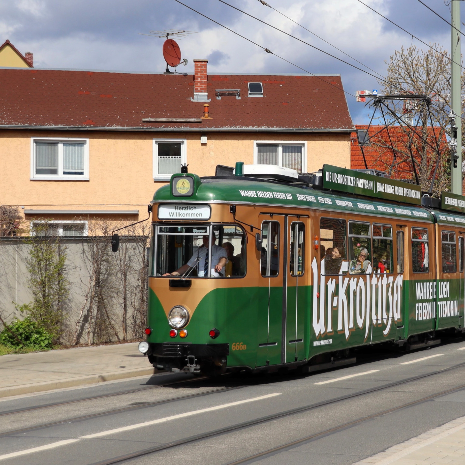 Die Ur-Krostitzer Partybahn ist in Jena unterwegs.