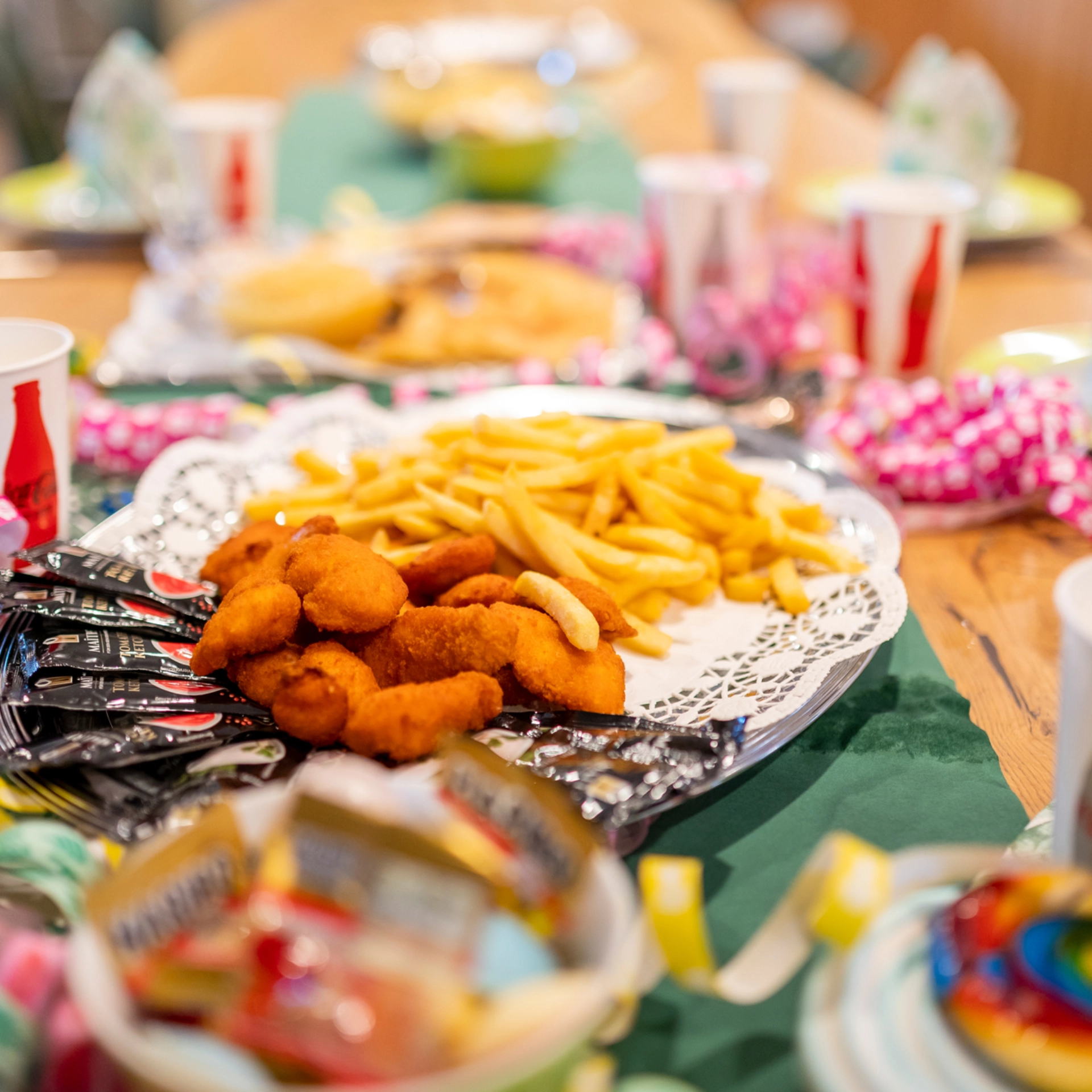 Ein gedeckter Tisch zu einem Geburtstag