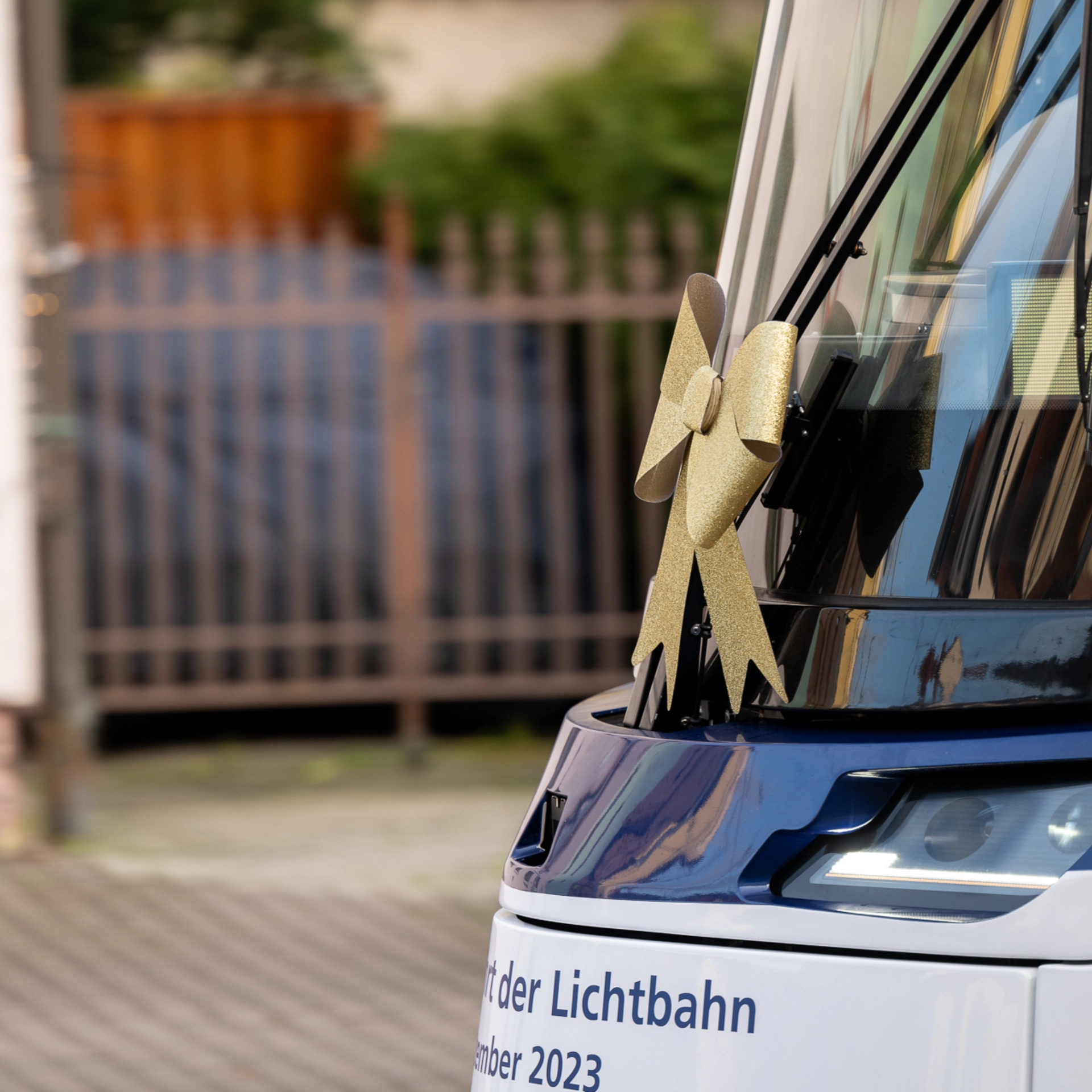 Lichtbahn mit einer goldenen Schleife an der Front
