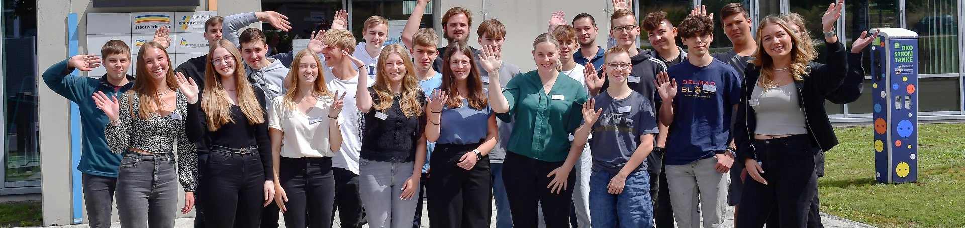 Gruppenbild von Auszubildenden vor dem Stadtwerke-Gebäude in Jena.