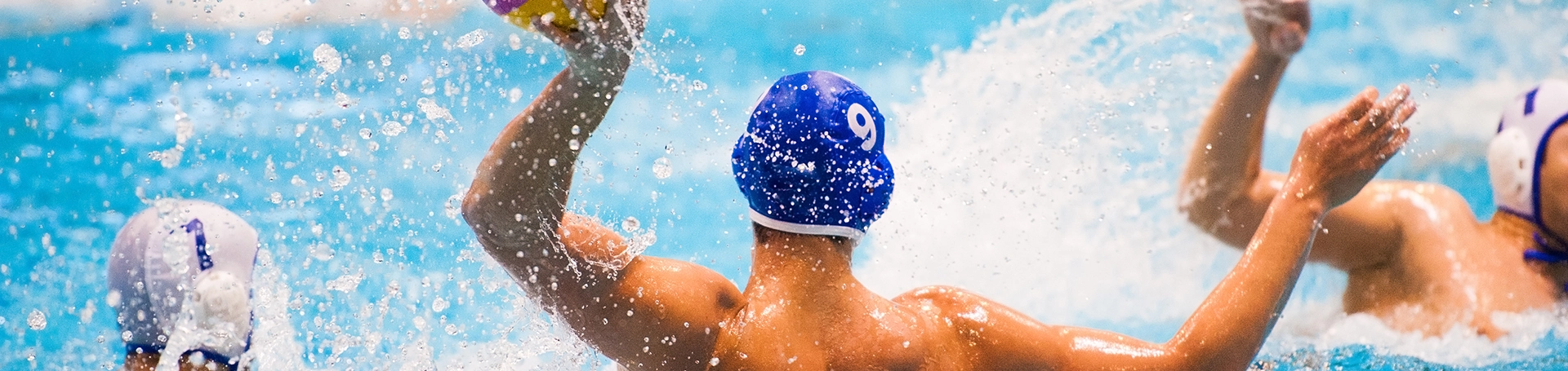 Personen spielen Wasserball 