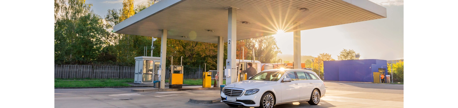 PKW an einer Tankstelle am Betriebshof Burgau