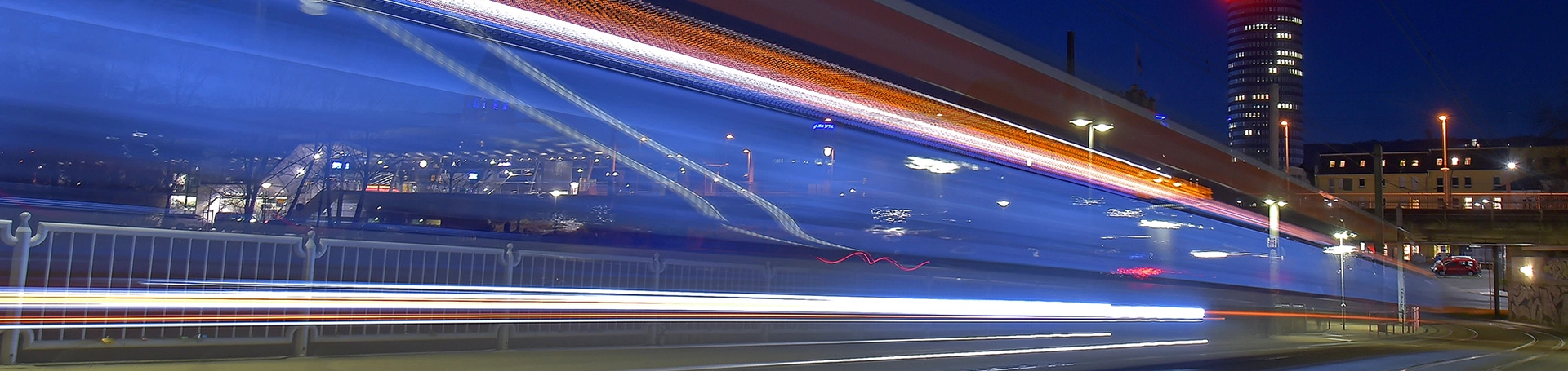 Symbolbild vorbeifahrende Straßenbahn mit Lichtschweif