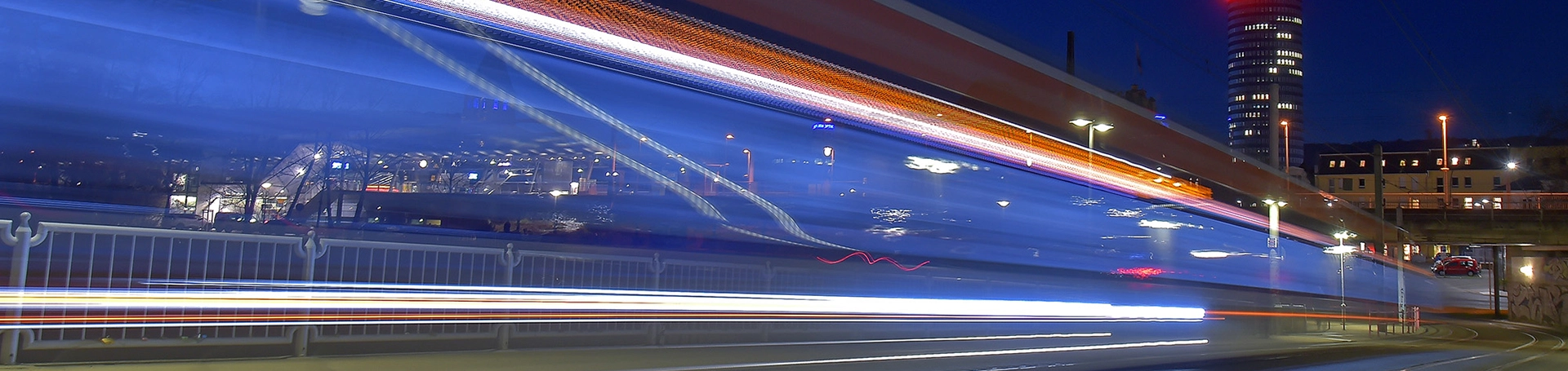 Vorbeifahrende Straßenbahn mit Lichtschweif