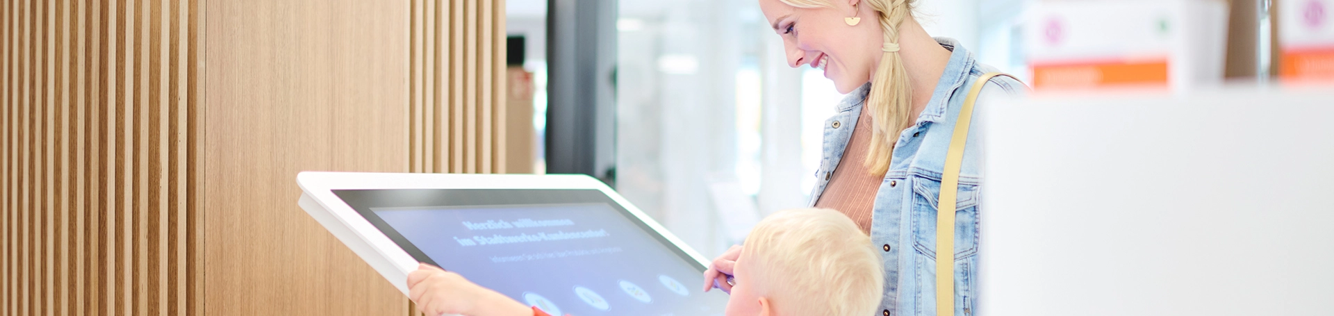 Eine Person nutzt den Self-Service im Stadtwerke Jena Kundencenter