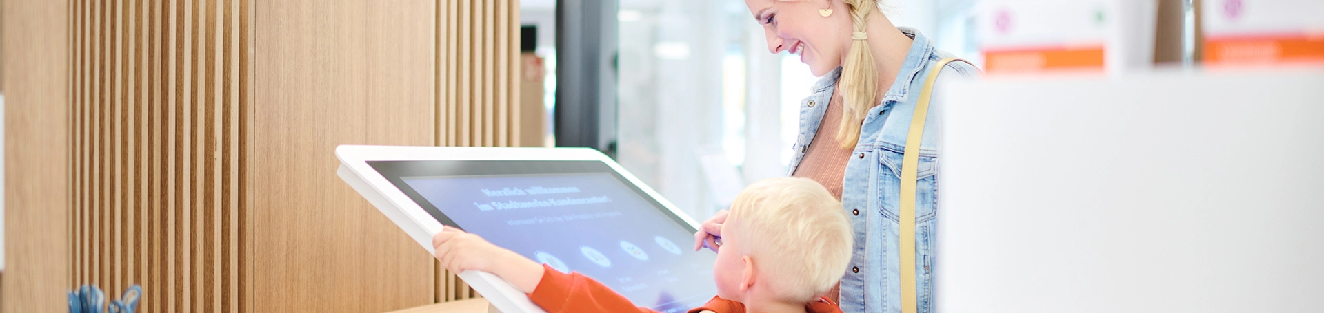 Eine Person nutzt den Self-Service im Stadtwerke Jena Kundencenter