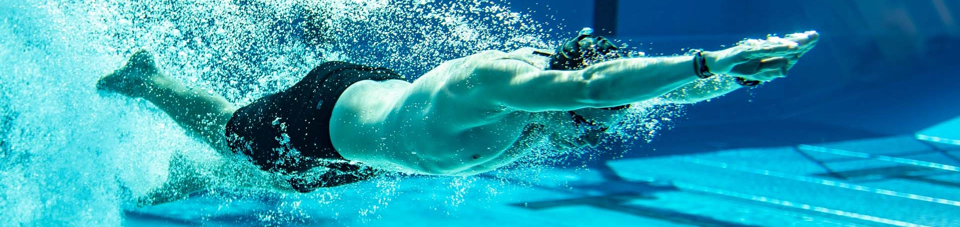 Ostbad Schwimmer unter Wasser