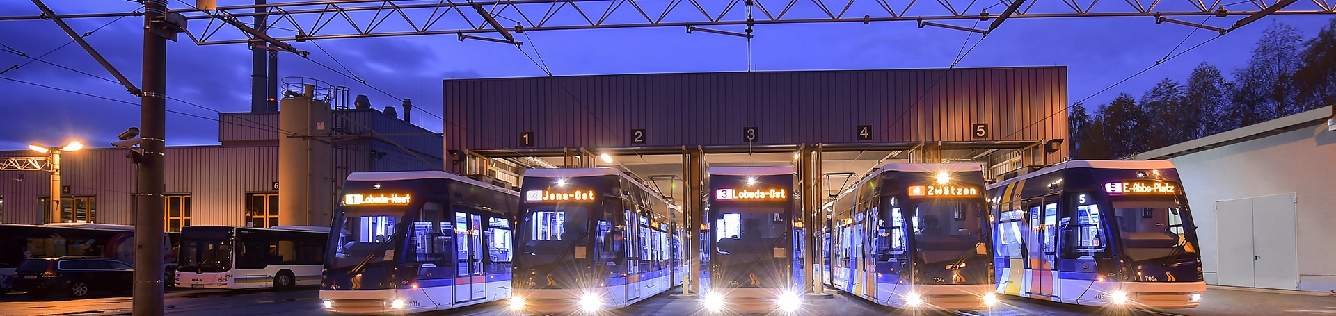 Straßenbahnen des Jenaer Nahverkehr parken nachts auf dem Betriebshof