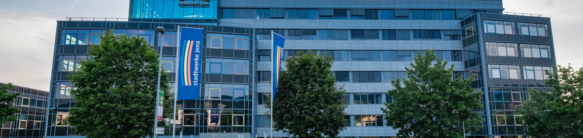 Frontansicht des Hauptgeschäftsgebäudes der Stadtwerke Jena in der Rudolstädter Straße 39