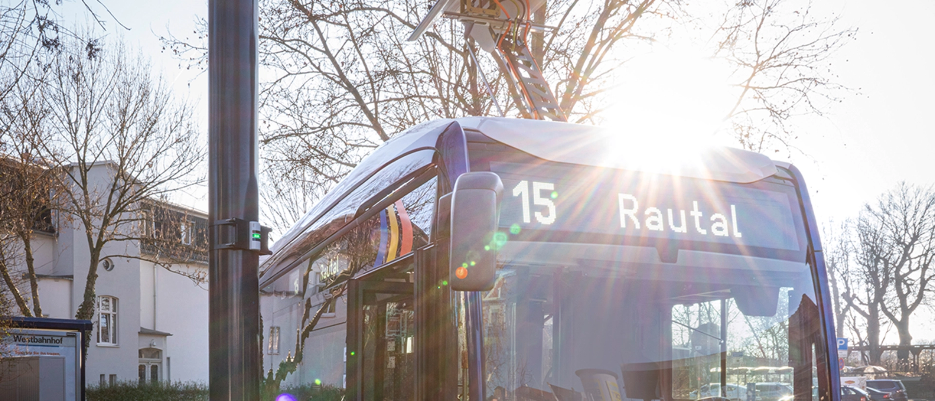 Ein Elektrobus des Jenaer Nahverkehrs lädt an der Endhaltestelle Westbahnhof 