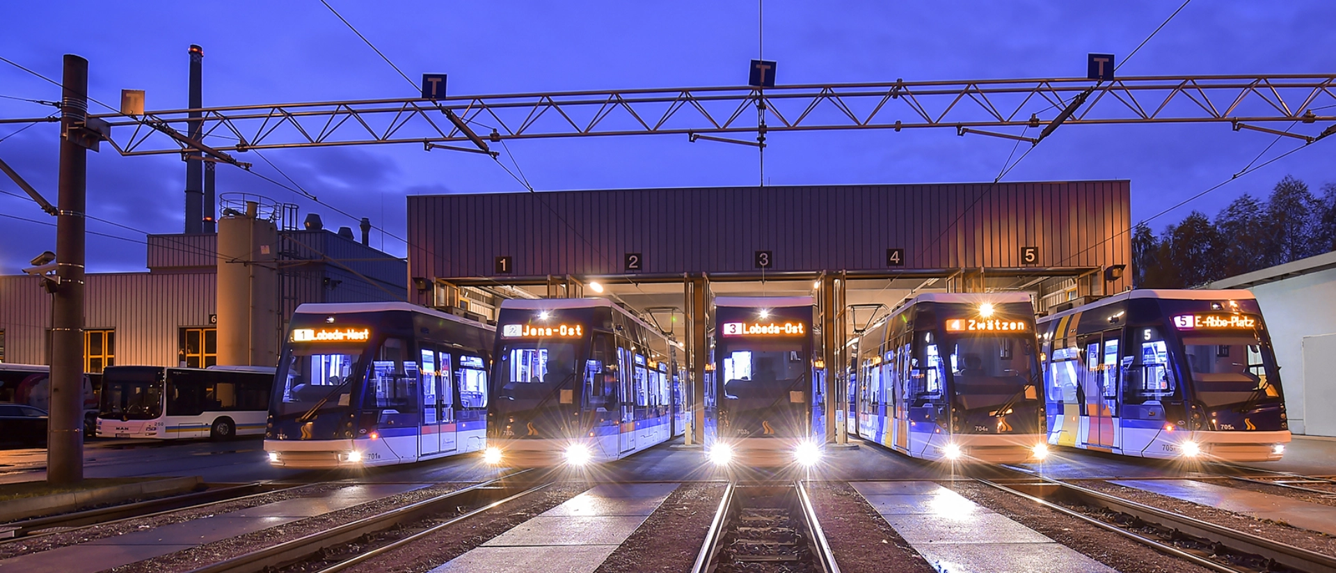 Straßenbahnen des Jenaer Nahverkehr parken nachts auf dem Betriebshof