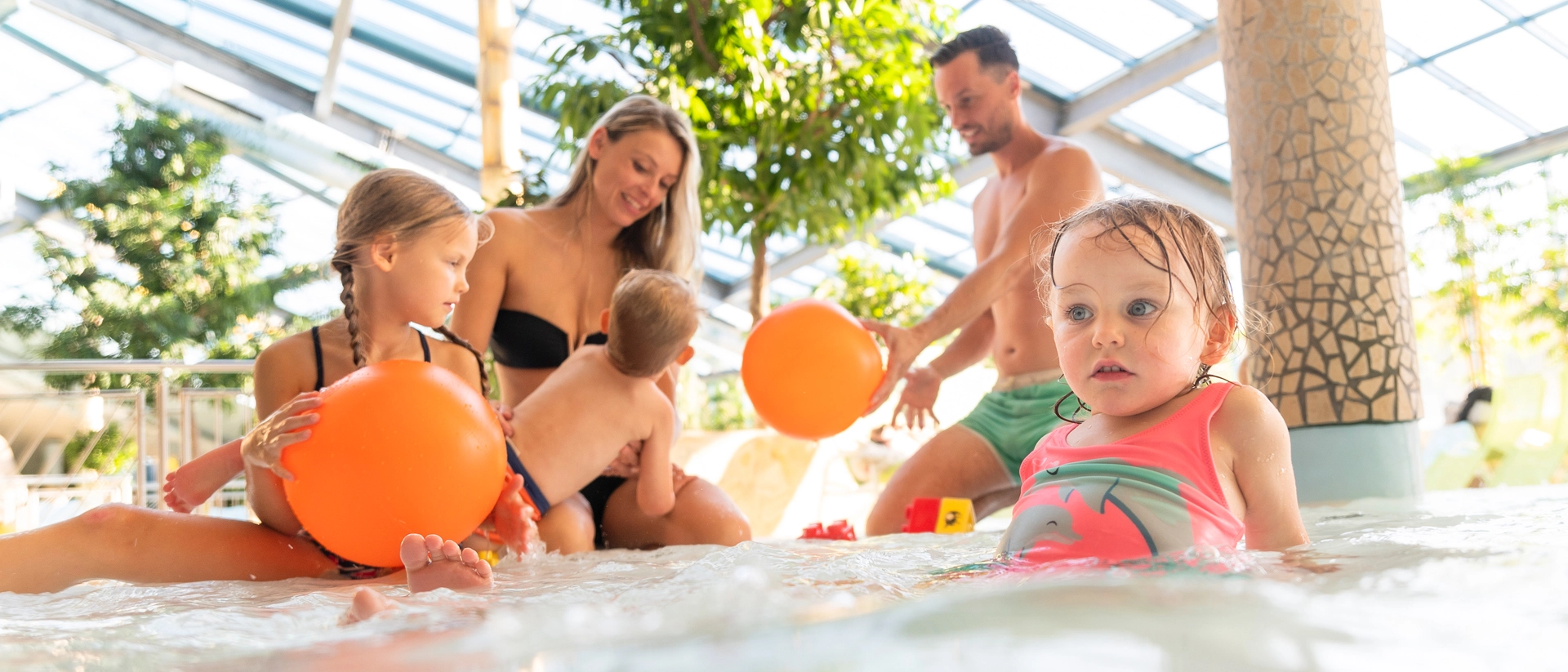 Eine Familie planscht im GalaxSea