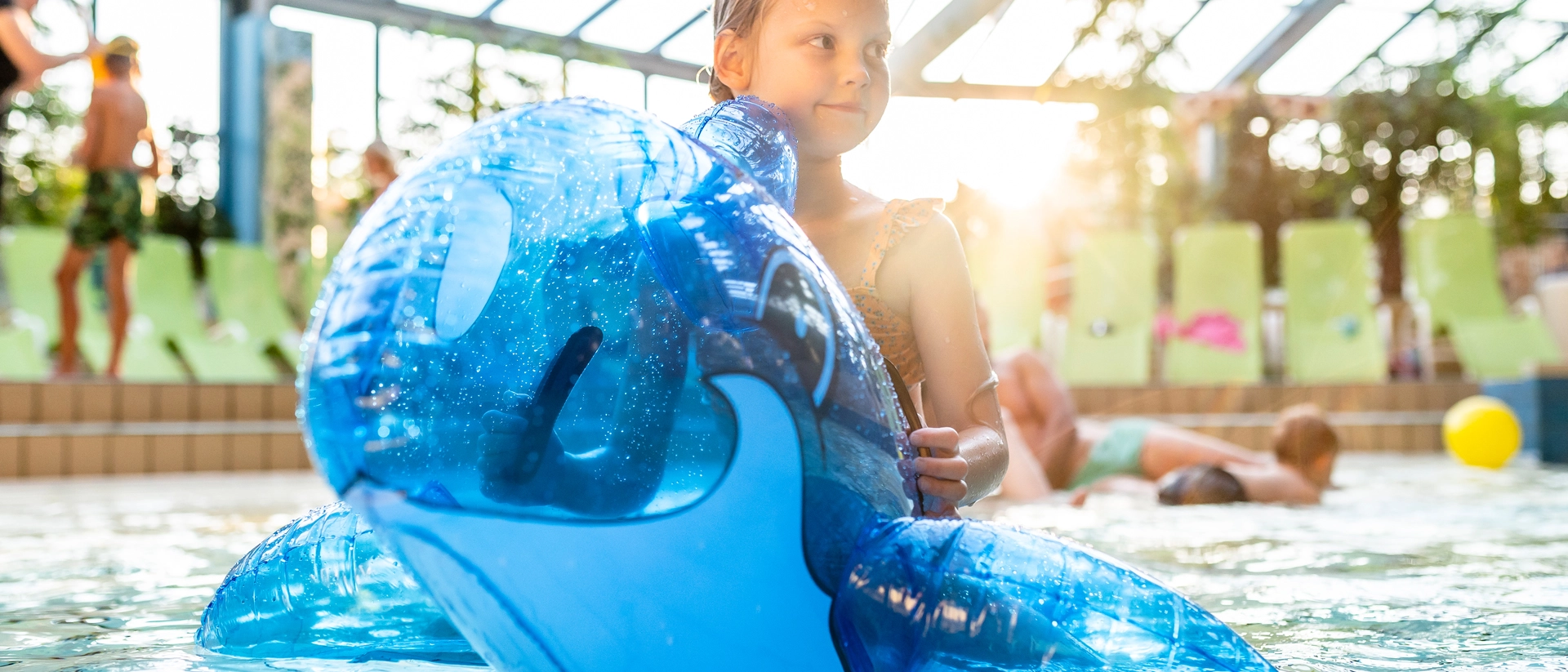Ein Kind spielt mit einem Wasserspielzeug