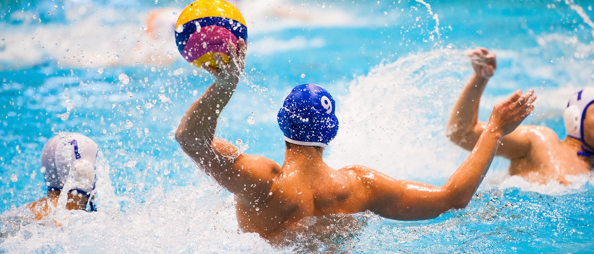 Personen spielen Wasserball 