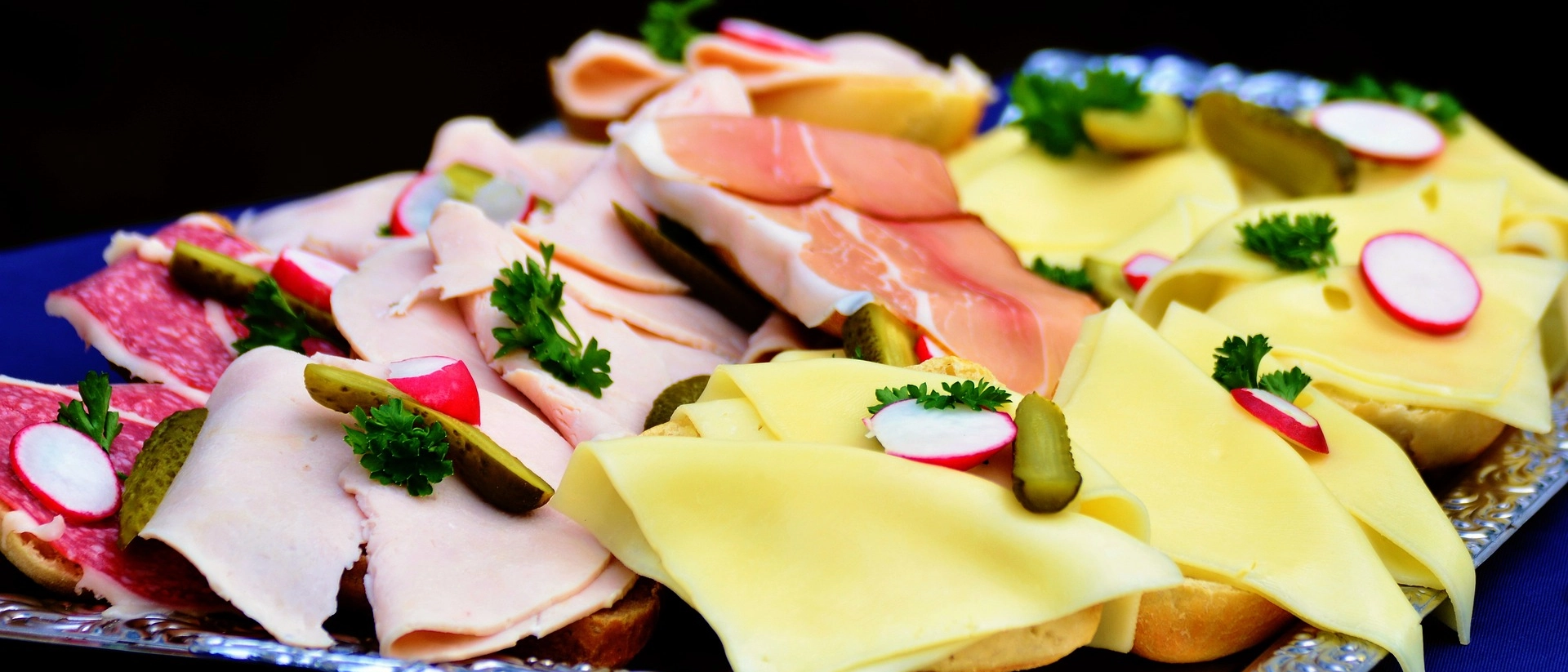 Ein Beispielbild für belegte Brötchen auf einer Servierplatte. Ein Beispielbild für belegte Brötchen auf einer Servierplatte.