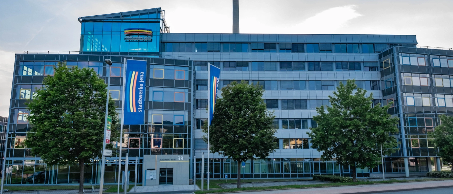 Frontansicht des Hauptgeschäftsgebäudes der Stadtwerke Jena in der Rudolstädter Straße 39