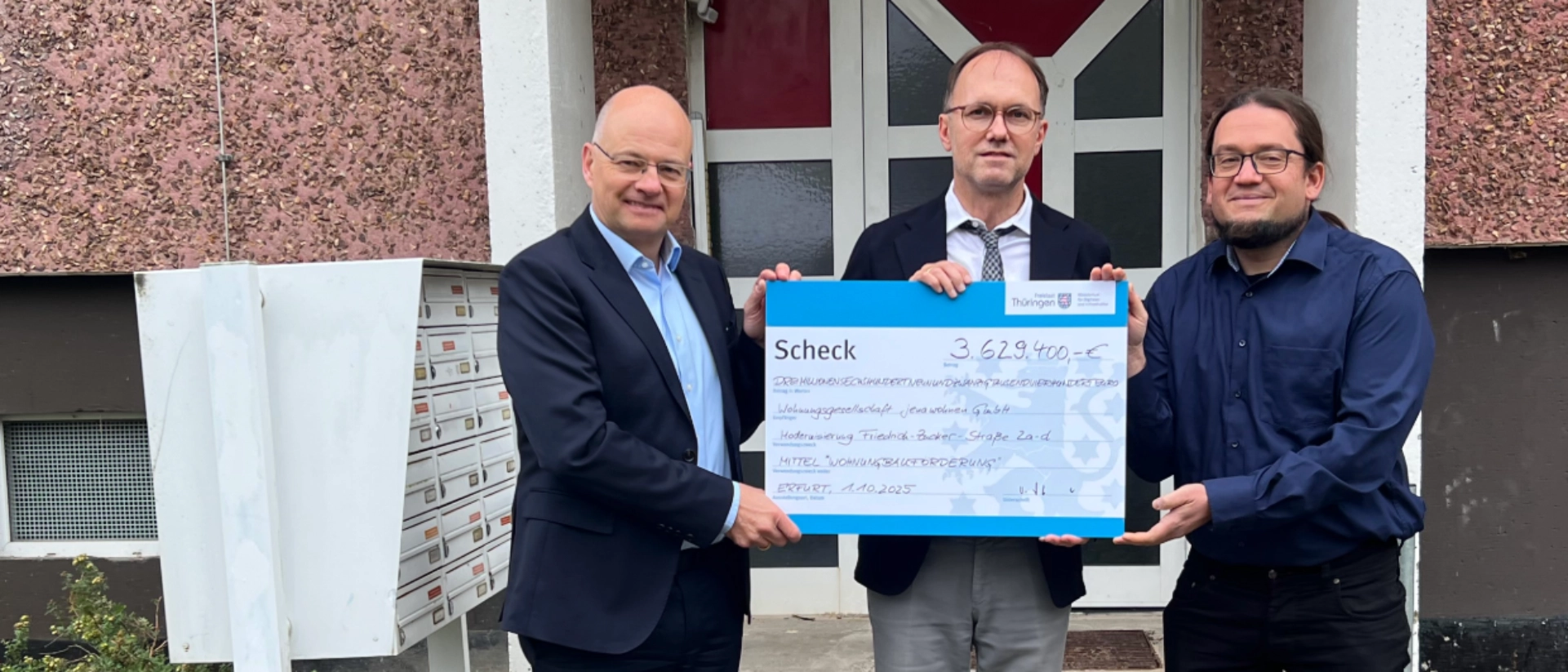 Fördermittelübergabe: v.r.n.l jenawohnen Geschäftsführer Tobias Wolfrum, Staatssekretär Dr. Tobias J. Knoblich und Ortsteilbürgermeister von Winzerla Markus Meß
