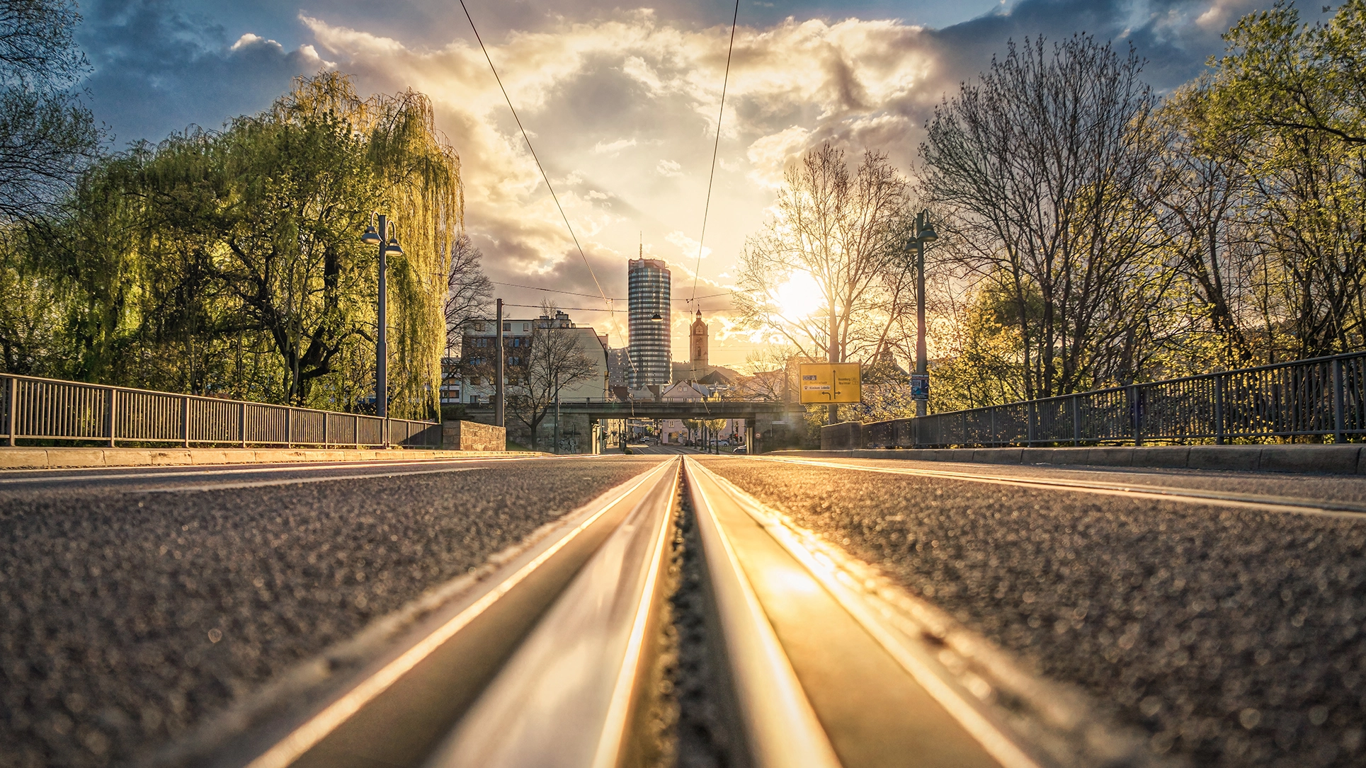 Schienen auf der Camsdorfer Brücke im Sonnenuntergang 