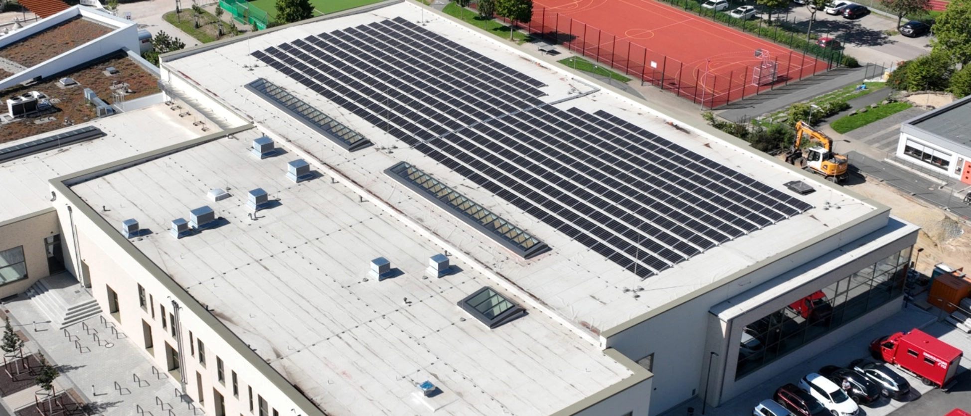 Blick auf die mit Solarmodulen besetzte Schwimmhalle in Jena