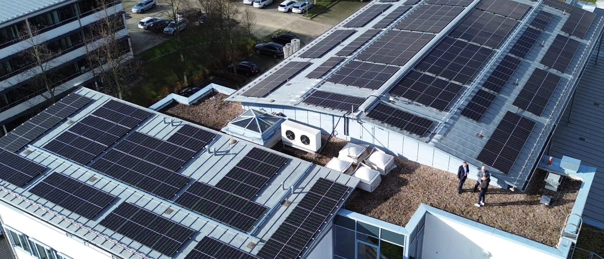 Blick auf das mit PV-Modulen besetzte Dach der IHK Gera