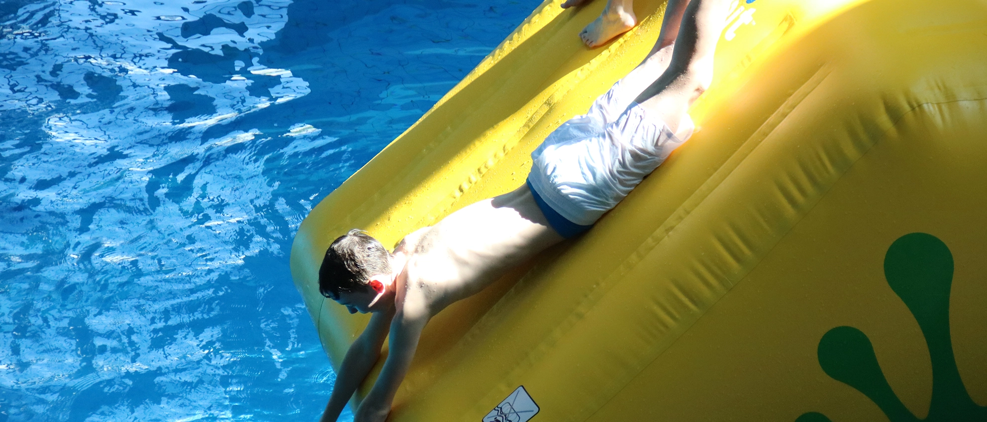 Ein Kind spielt auf dem Aquatrack im GalaxSea