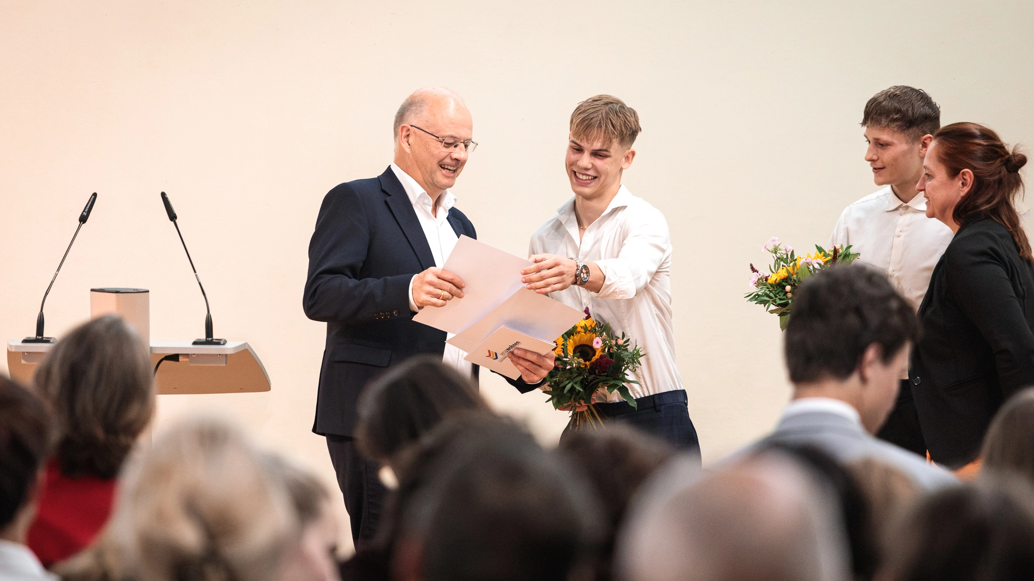 Tobias Wolfrum überreicht den Preis für Zivilcourage (c) Tina Peißker