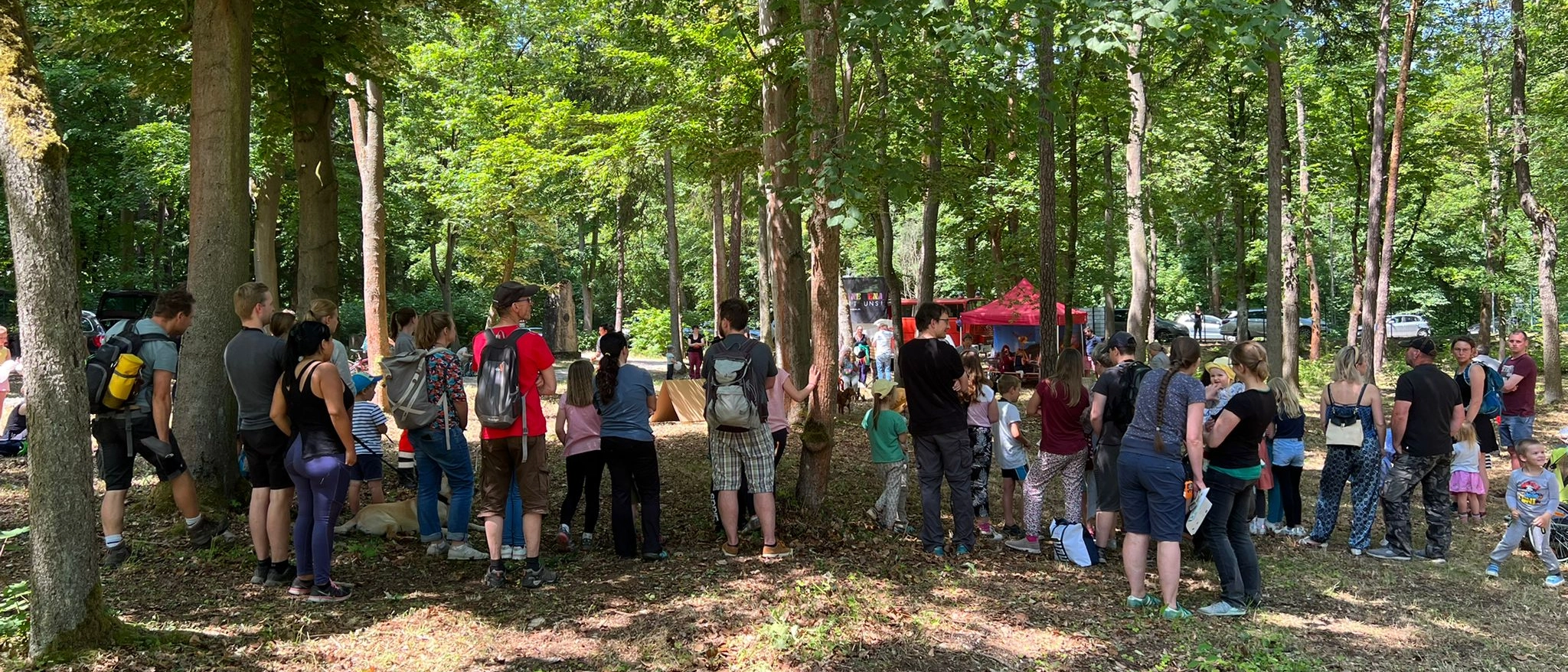 Gruppenbild vom Familienwandertag im Wald