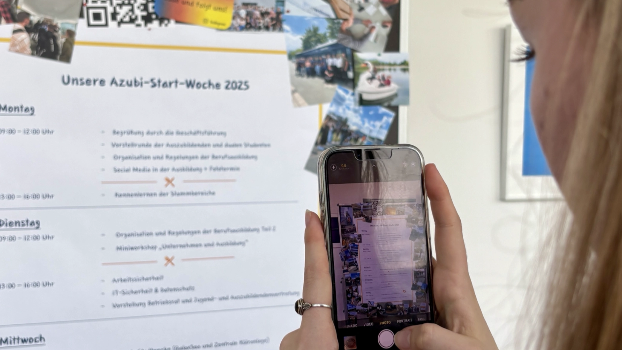 Eine Auszubildende fotografiert den Plan ab.