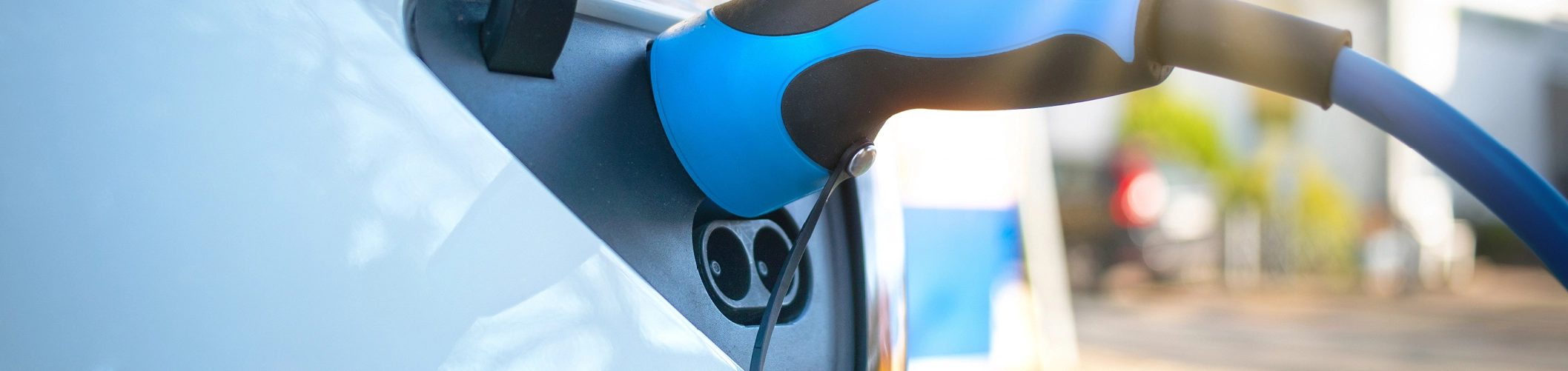 Ein E-Auto wird an einer E-Ladestation geladen