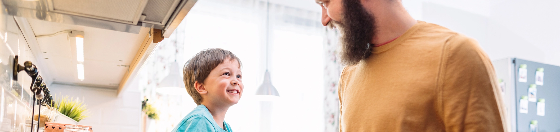 Ein Vater mit seinem Sohn in einer Küche